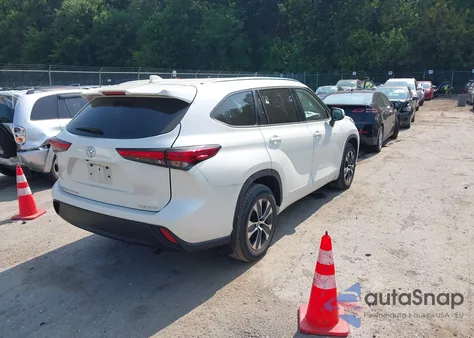 2021 Toyota Highlander Xle z USA, uszkodzony, nr VIN 5TDHZRBH1MS538161